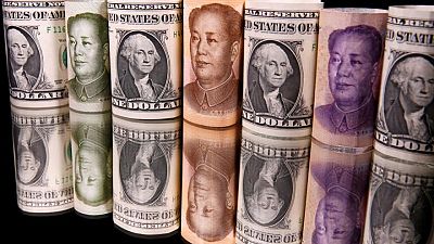 El yuan chino rompe la marca de las siete unidades por dólar y termina en mínimos de 26 meses