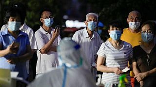 الصين تسجل 1404 إصابات جديدة بفيروس كورونا