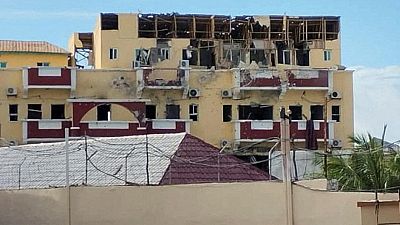 مقتل 12 على الأقل في هجوم على فندق بالصومال واحتجاز رهائن