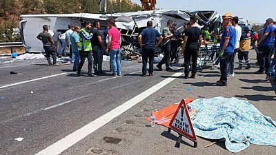 Autobús se estrella en lugar de otro accidente de tránsito en Turquía, al menos 16 muertos
