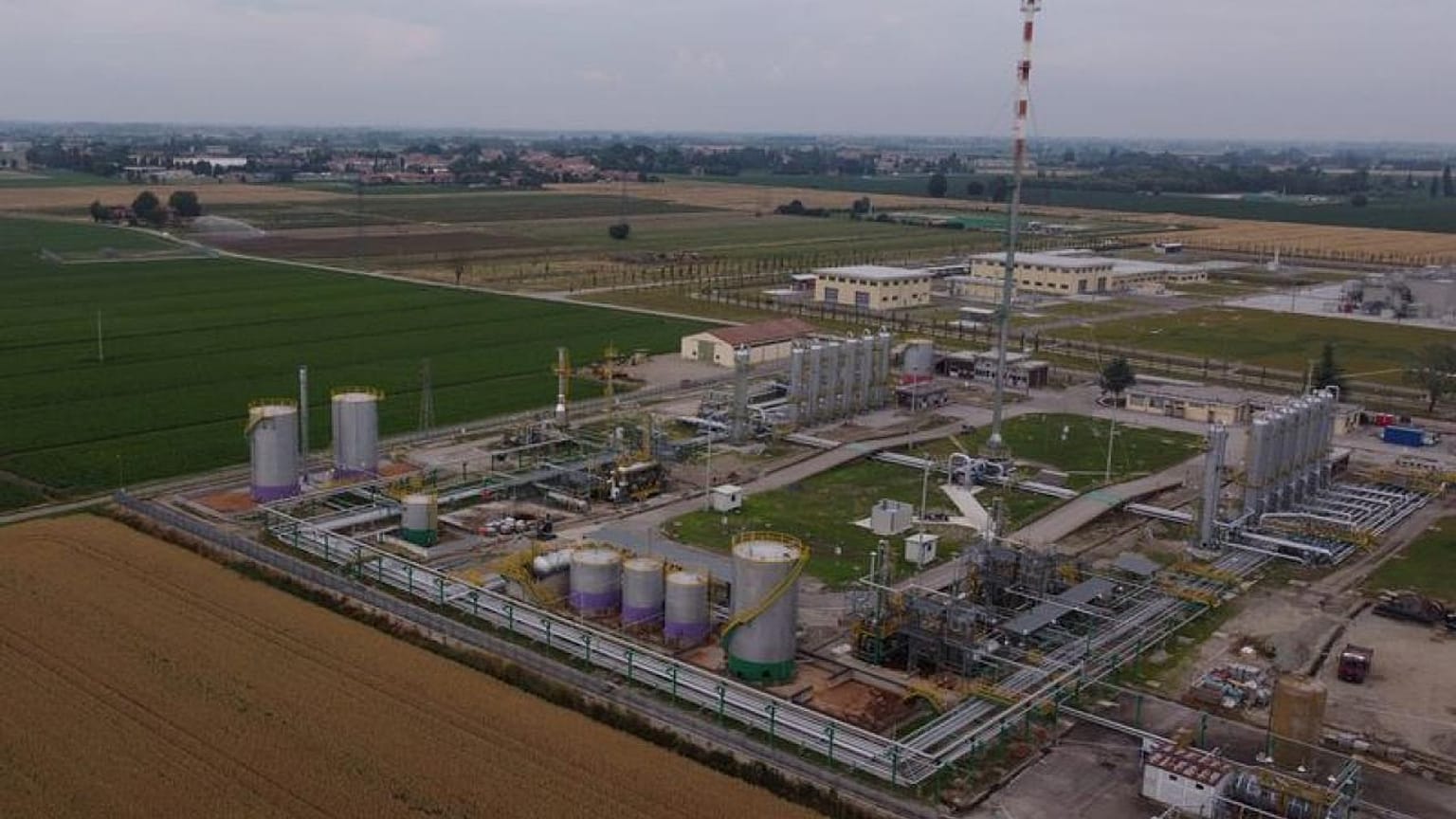 Italy's Snam to pick offshore site for new LNG terminal in early 2023