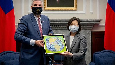 Taiwán promociona los "chips de democracia" en su reunión con gobernador estatal de EEUU