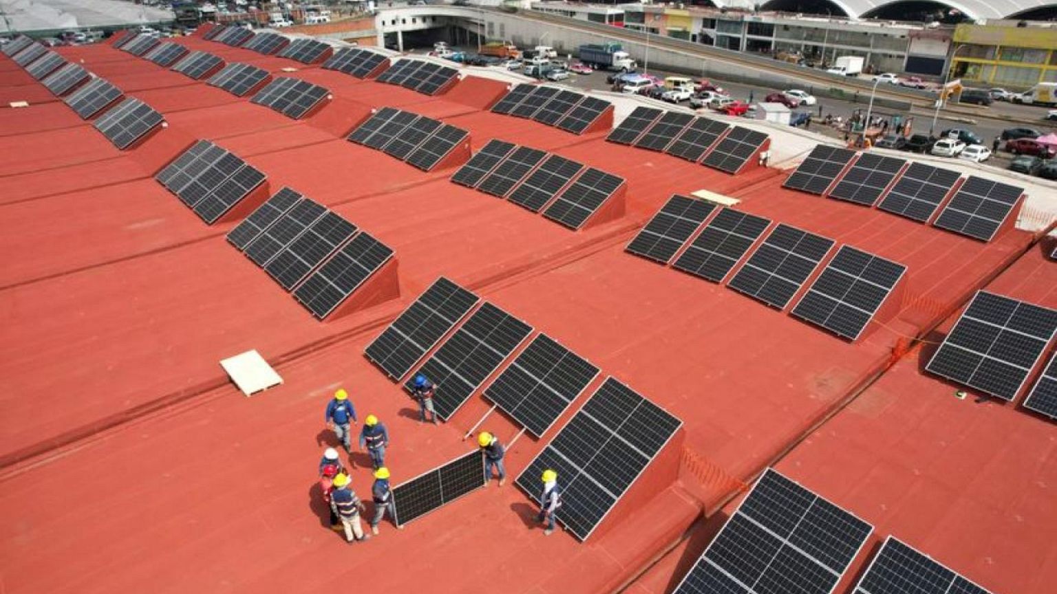 Mientras México paraliza grandes proyectos solares, empresas recurren a pequeñas soluciones