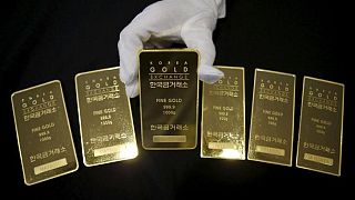 El oro cae un 1% por la subida del dólar y la inminente subida de tasas