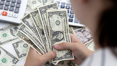 الدولار يهبط بعد بيانات أضعف من المتوقع لنشاط القطاع الخاص الأمريكي