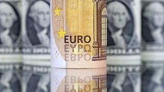 El euro se acerca a mínimo de dos décadas, precios del gas aumentan temores sobre crecimiento