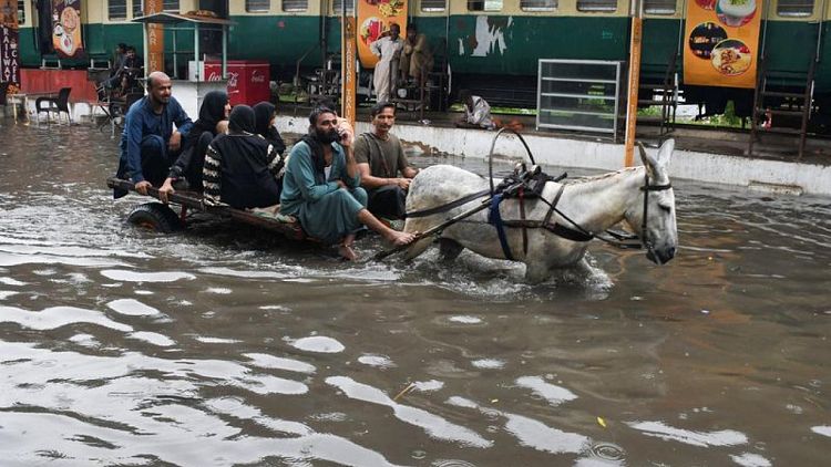 باكستان تطلب مساعدة دولية بعد فيضانات عارمة