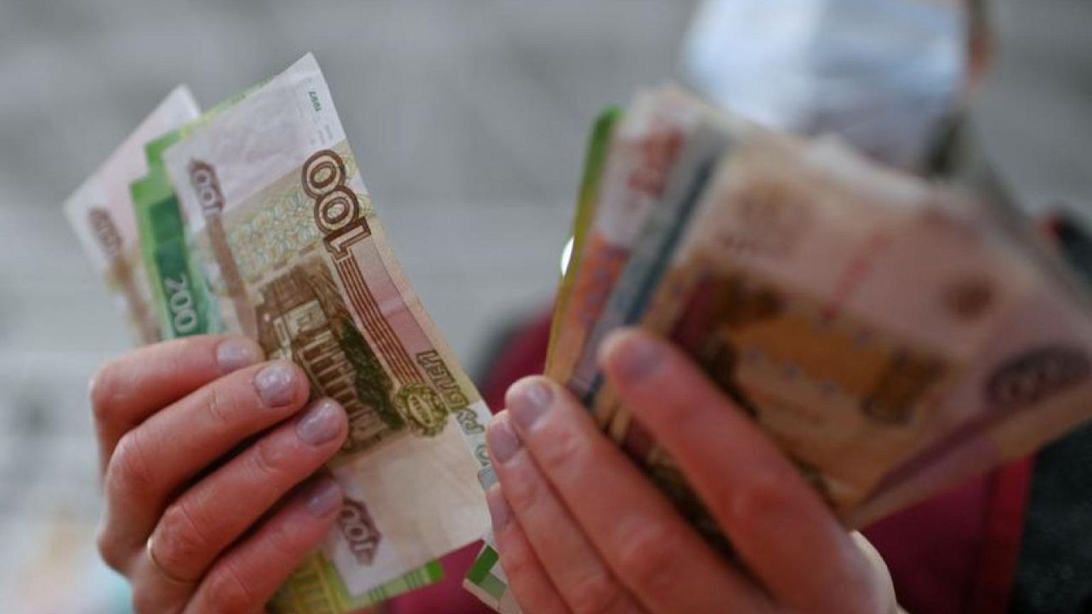 Russian consumer prices dip again but inflation expectations rise