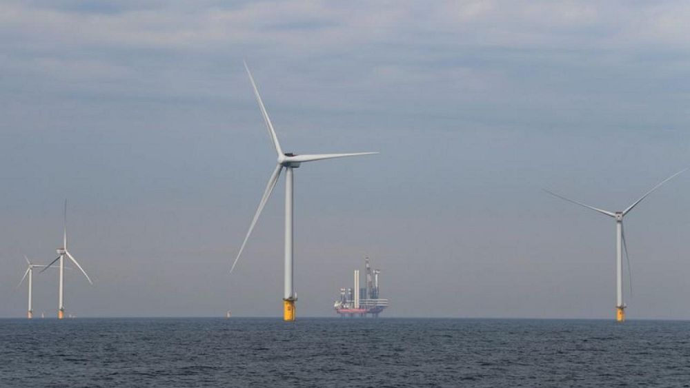 Nederlanders bouwen Noordzeewindparken, testen drijvende zonnepanelen