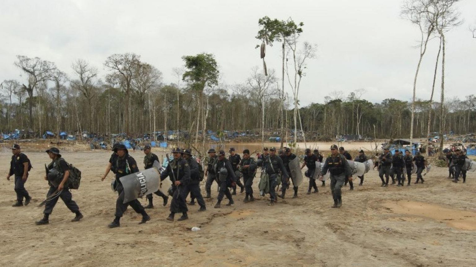 Manifestantes bloquean carretera interoceánica de Perú tras disturbios que dejan al menos 1 muerto