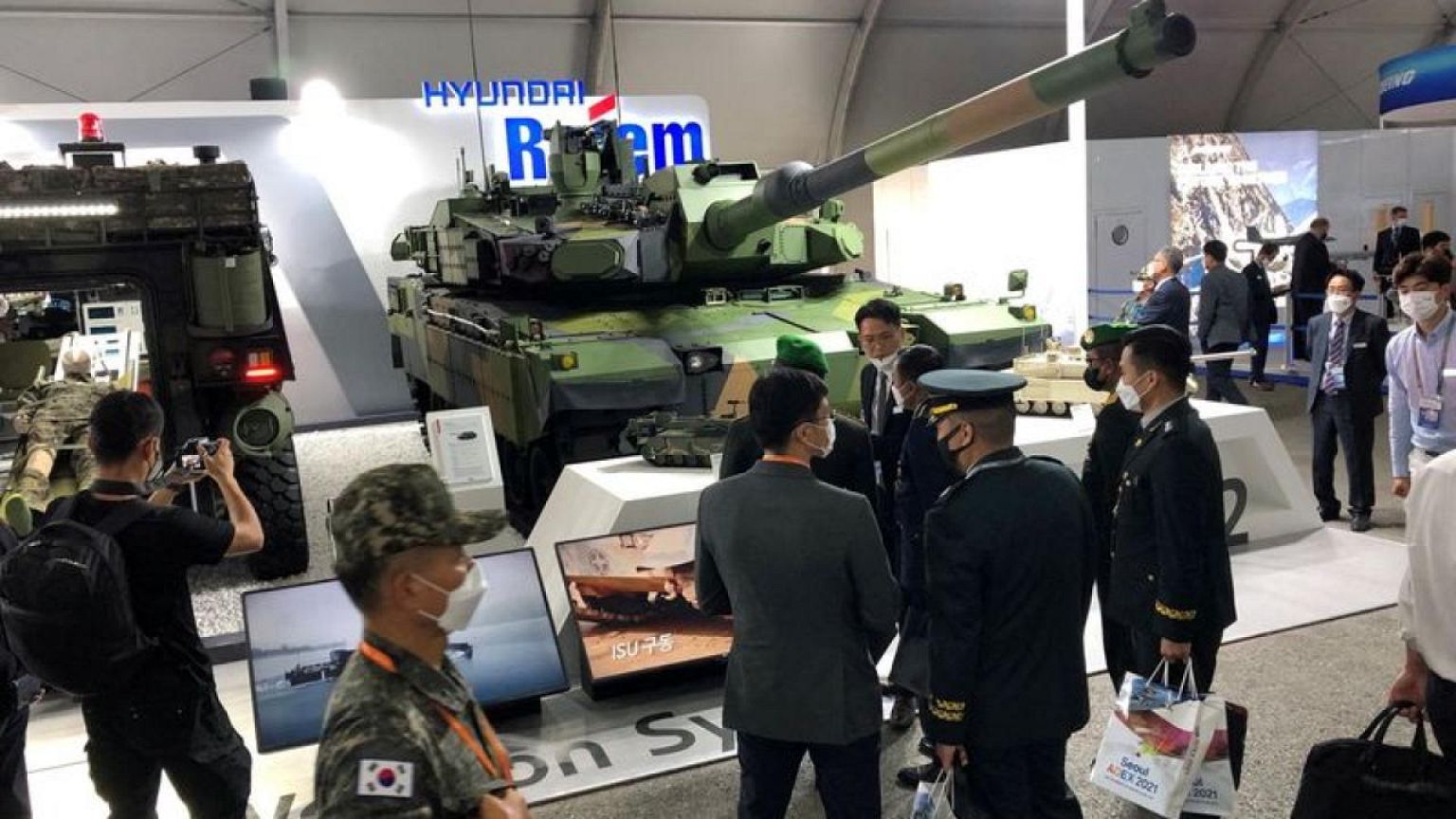 South Korea, Poland sign $5.8 billion tank, howitzer contract