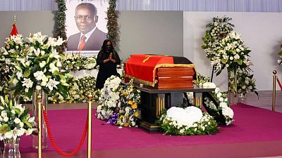 مواطنو أنجولا يتجمعون في جنازة الزعيم السابق دوس سانتوس وسط خلاف حول الانتخابات