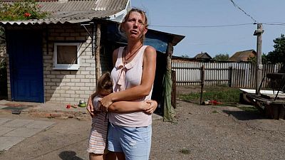 لا كهرباء ولا مياه جارية.. أسرة أوكرانية تصر على البقاء رغم القصف