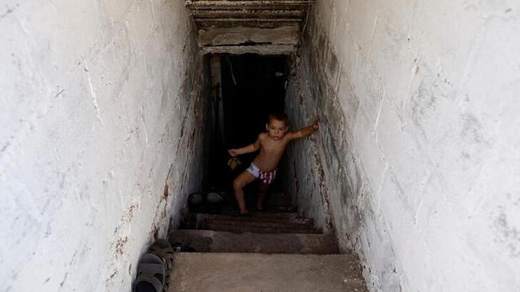 Entre bombardeos, la vida una familia continúa en un sótano en el este de Ucrania