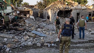 قصف روسي يدمر منازل في ميكولايف مع بدء هجوم أوكراني مضاد في الجنوب