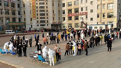 مدن صينية مكتظة بالسكان تكثف قيود مكافحة كوفيد