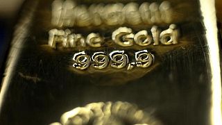 El oro baja levemente antes de las minutas de la Fed
