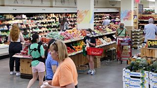 La confianza de los consumidores estadounidenses aumenta más de lo previsto en agosto