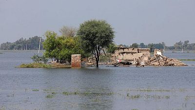 وصول مساعدات دولية لباكستان وسط فيضانات مدمرة