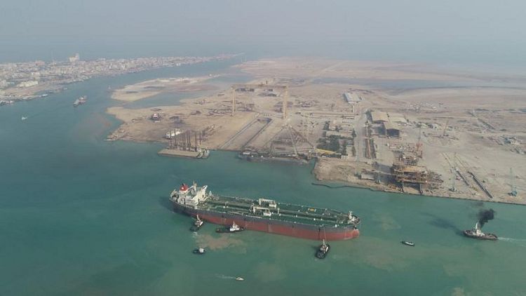 SONDEO-El acuerdo con Irán es un comodín para un mercado del crudo afectado por riesgos a los suministros