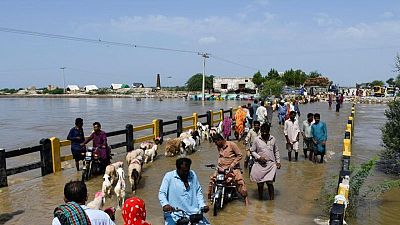 La ayuda mundial comienza a llegar mientras las catastróficas inundaciones abruman a Pakistán
