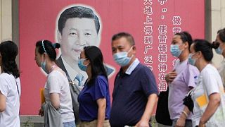 الصين تسجل 2057 إصابة جديدة بفيروس كورونا