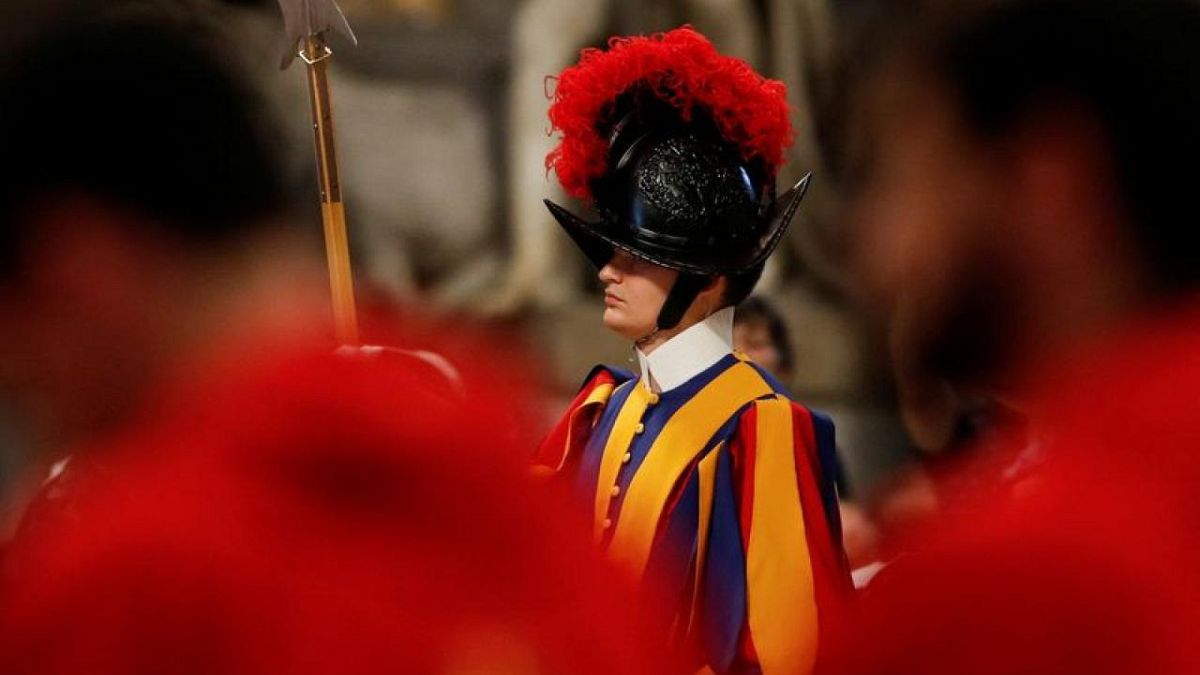 صورة لأحد أفراد الحرس السويسري، وهي قوة النخبة ذات الزي الملون التي تتولى حماية البابا ومدينة الفاتيكان التي تبلغ مساحتها 108 فدادين، 110 أفراد.