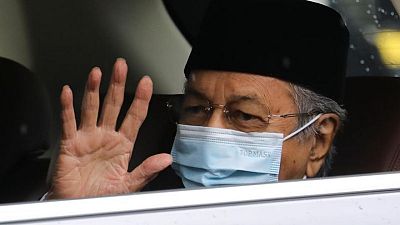 خروج مهاتير محمد رئيس وزراء ماليزيا السابق من المستشفى بعد علاجه من كوفيد-19