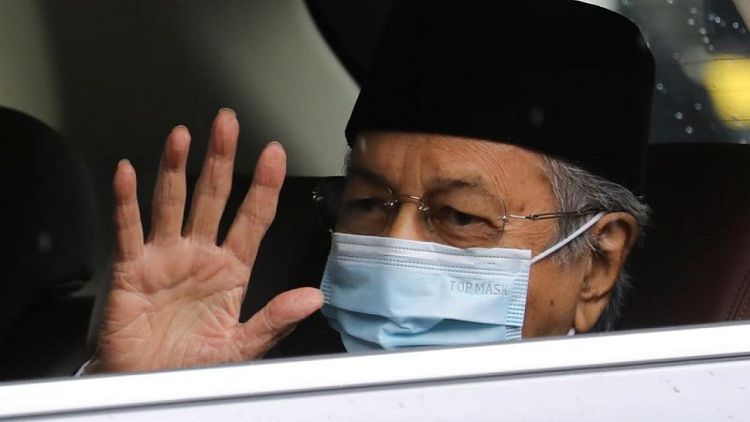 خروج مهاتير محمد رئيس وزراء ماليزيا السابق من المستشفى بعد علاجه من كوفيد-19