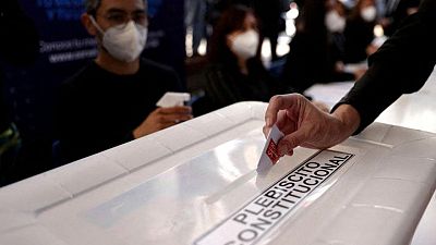 ناخبو تشيلي يصوتون على دستور جديد