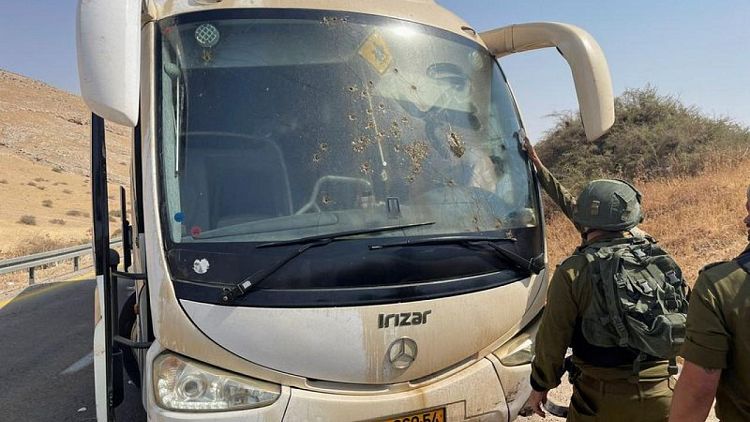 فلسطينيان يفتحان النار على حافلة تقل جنودا إسرائيليين بالضفة وإصابة 6