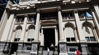مصدر: الأرجنتين تسًرع زيادة أسعار الفائدة بعد إجراء جديد للصرف الأجنبي