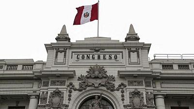 النواب في بيرو يطيحون برئيسة الكونجرس بعد ضغط حكومي