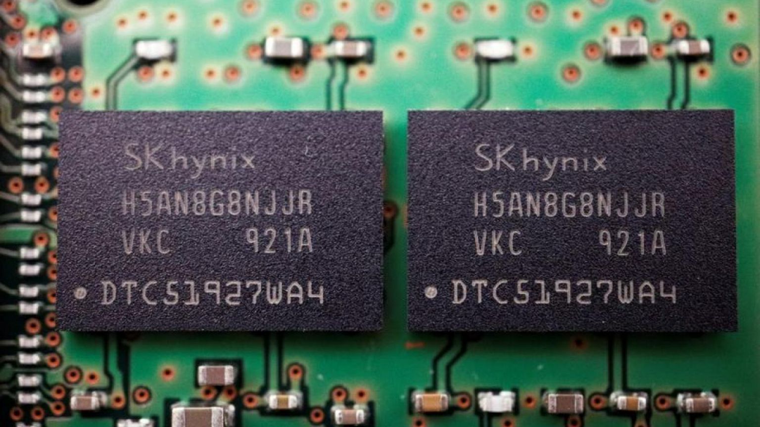 SK-HYNIX-RESULTS:Chipmaker SK Hynix reports record Q4 loss as demand weakens