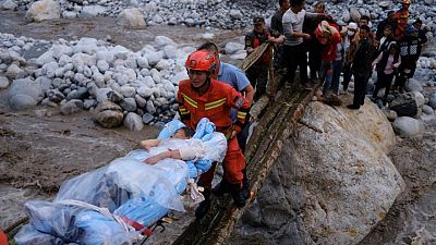 El número de víctimas del terremoto en China aumenta a 65 mientras avanzan las labores de rescate
