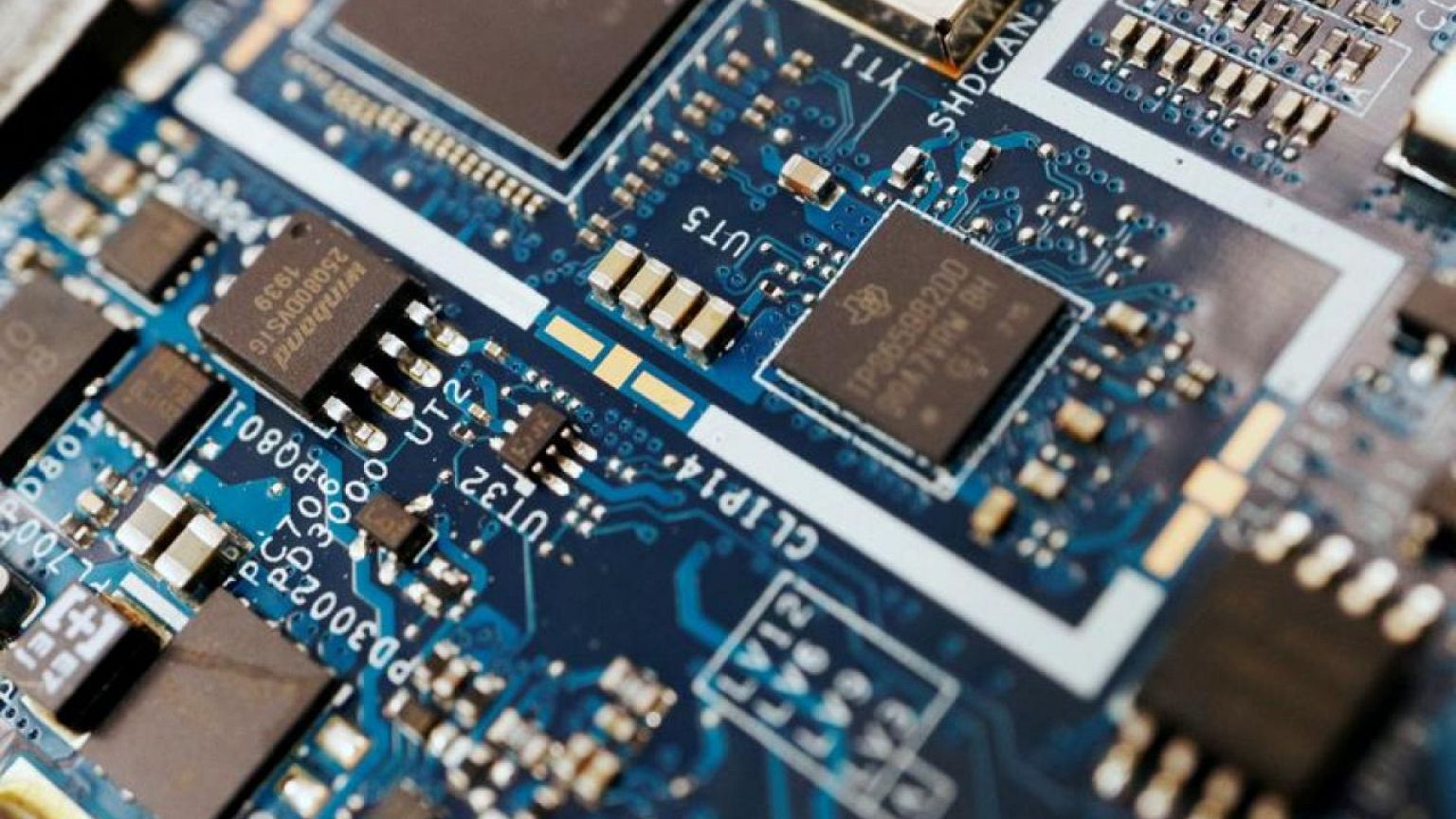Biden quiere China mayores restricciones a las exportaciones de chips y herramientas de EEUU a China