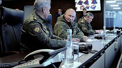 لقطات تكشف ما يبدو أنه عدم ارتياح بين بوتين ورئيس أركان جيشه