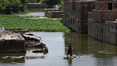 Pakistán, asolado por las inundaciones, intenta evitar desbordamiento de lago