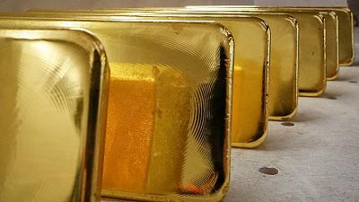 Oro sube, caída de rendimientos de bonos contrarresta alza del dólar