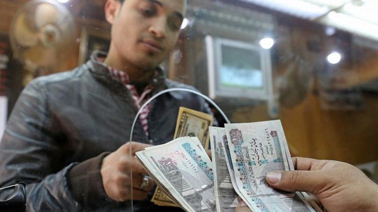 مصر بين خيارين أحلاهما مر لخفض العملة مع سعيها للحصول على قرض صندوق النقد