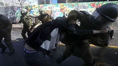 Protestas de estudiantes afectan la operación del tren subterráneo en la capital chilena