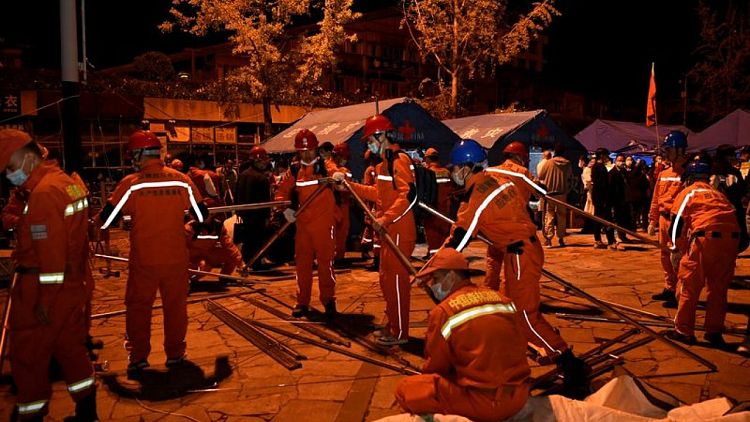 Aumenta a 82 el número de muertos por el terremoto de Sichuan en China