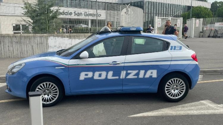 Su bus a Monza. Aggressore denunciato, aggravante odio razziale