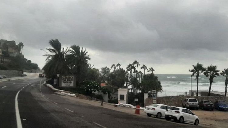 الإعصار كاي يضعف مخلفا أمطارا غزيرة ورياحا قوية