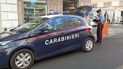 Carabinieri impediscono fuga all'estero. Uomo picchiava donna