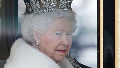 Multitudes llorosas cantan 'God Save the Queen' en el Palacio de Buckingham
