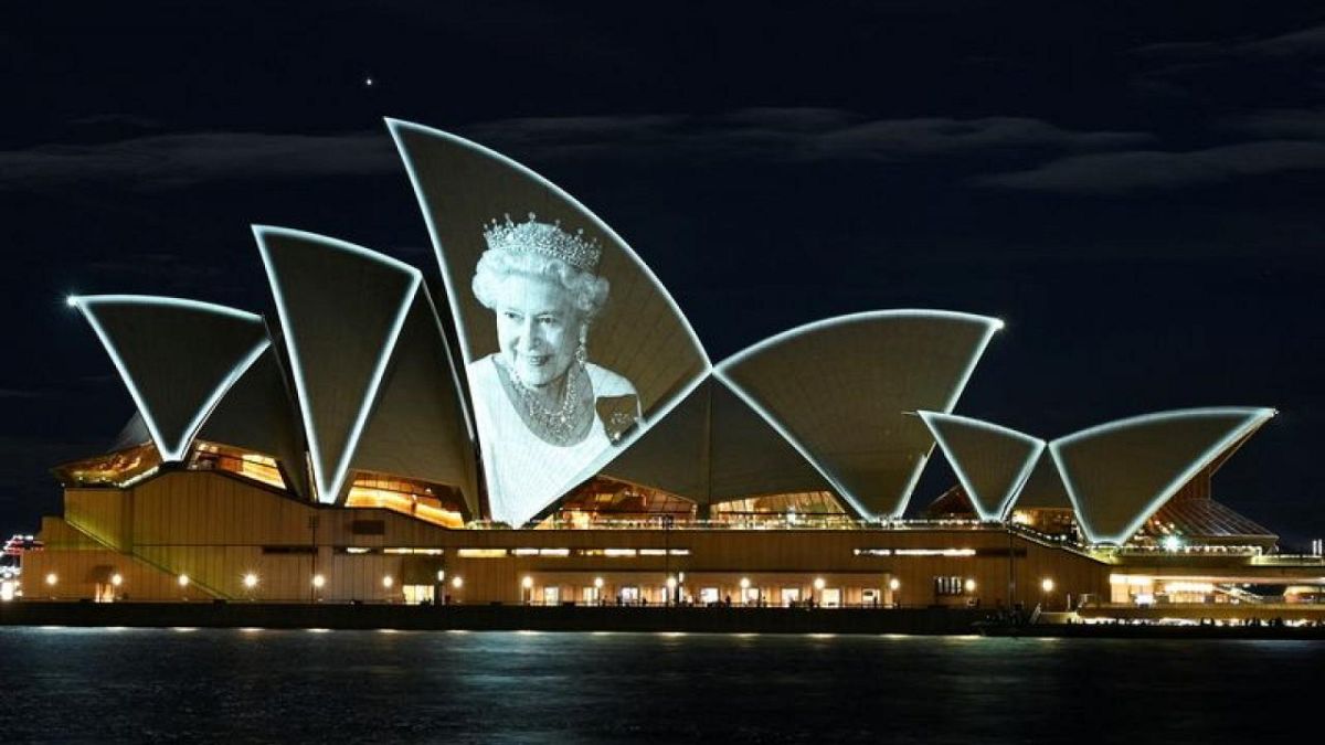 عرض صورة الملكة إليزابيث على مبنى أوبرا سيدني.