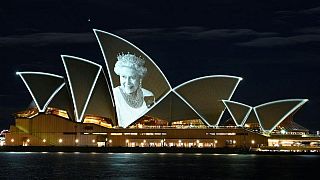 عرض صورة الملكة إليزابيث على مبنى أوبرا سيدني.