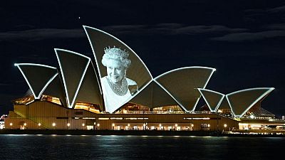 رئيس وزراء أستراليا يشيد بالملكة إليزابيث ويضع إكليلا من الزهور أمام تمثالها بالبرلمان