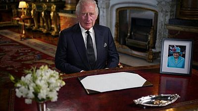 El Rey Carlos se compromete a servir, expresa amor por su madre y su familia